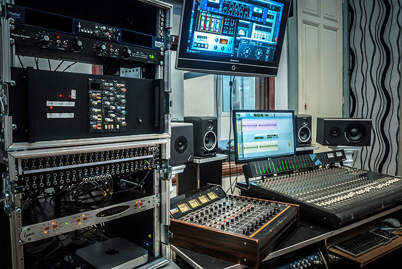 Micrófonos y Ampli de Puesto a Tierra